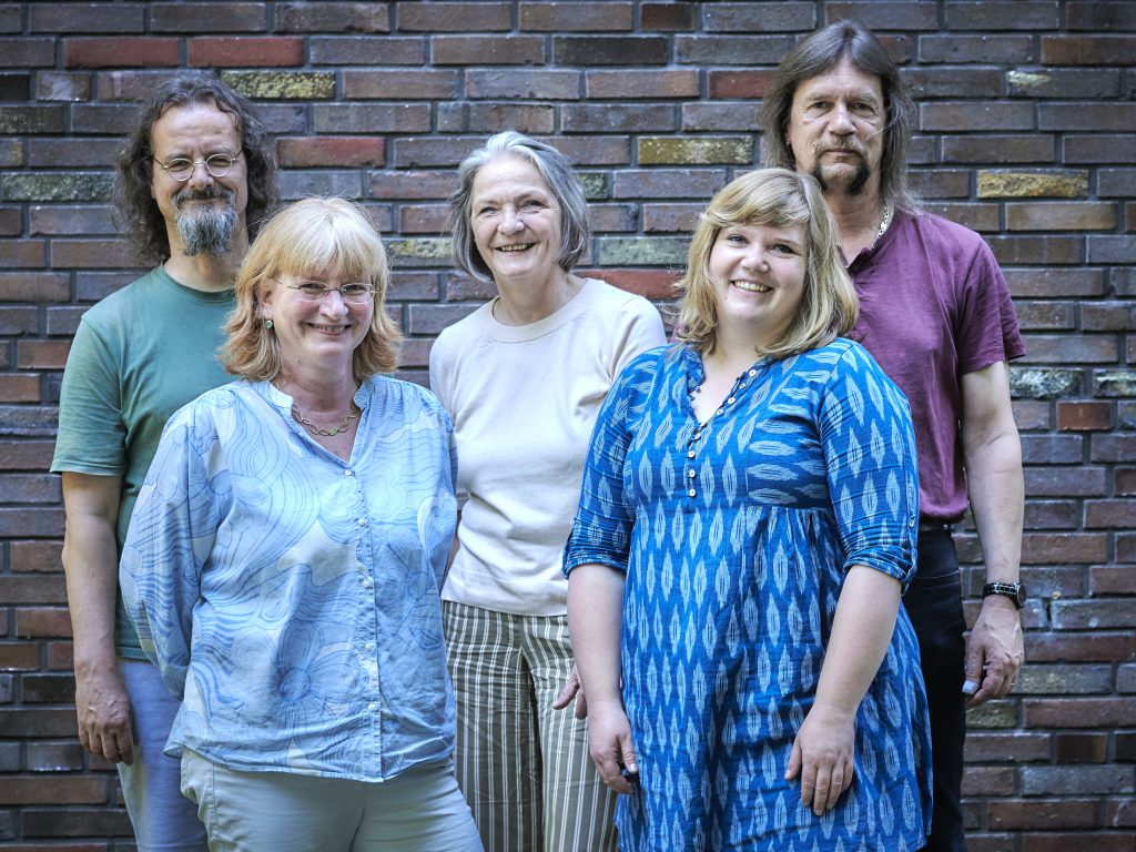 Das Team von KulturKlinker vor einer Klinkerwand.