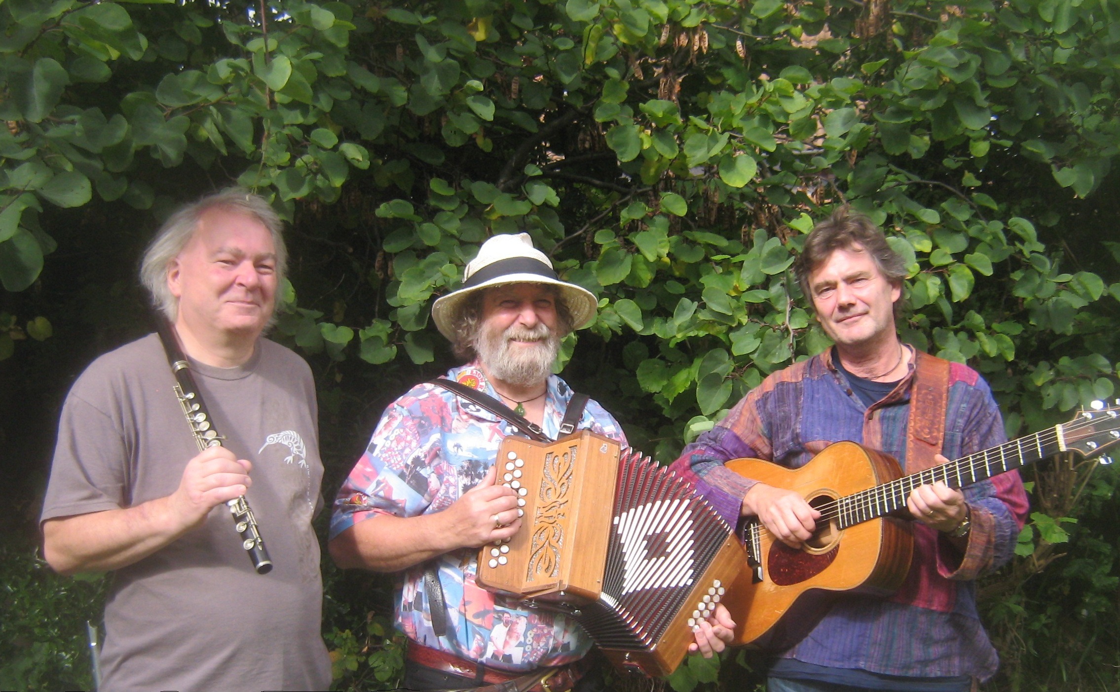 Pete und die Grasshoppers mit Akordeon, Gitarre und Querflöte.