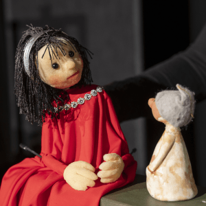 Schnewittchen und ein Zwerg als Handpuppen, die sich gegenseitig anschauen.