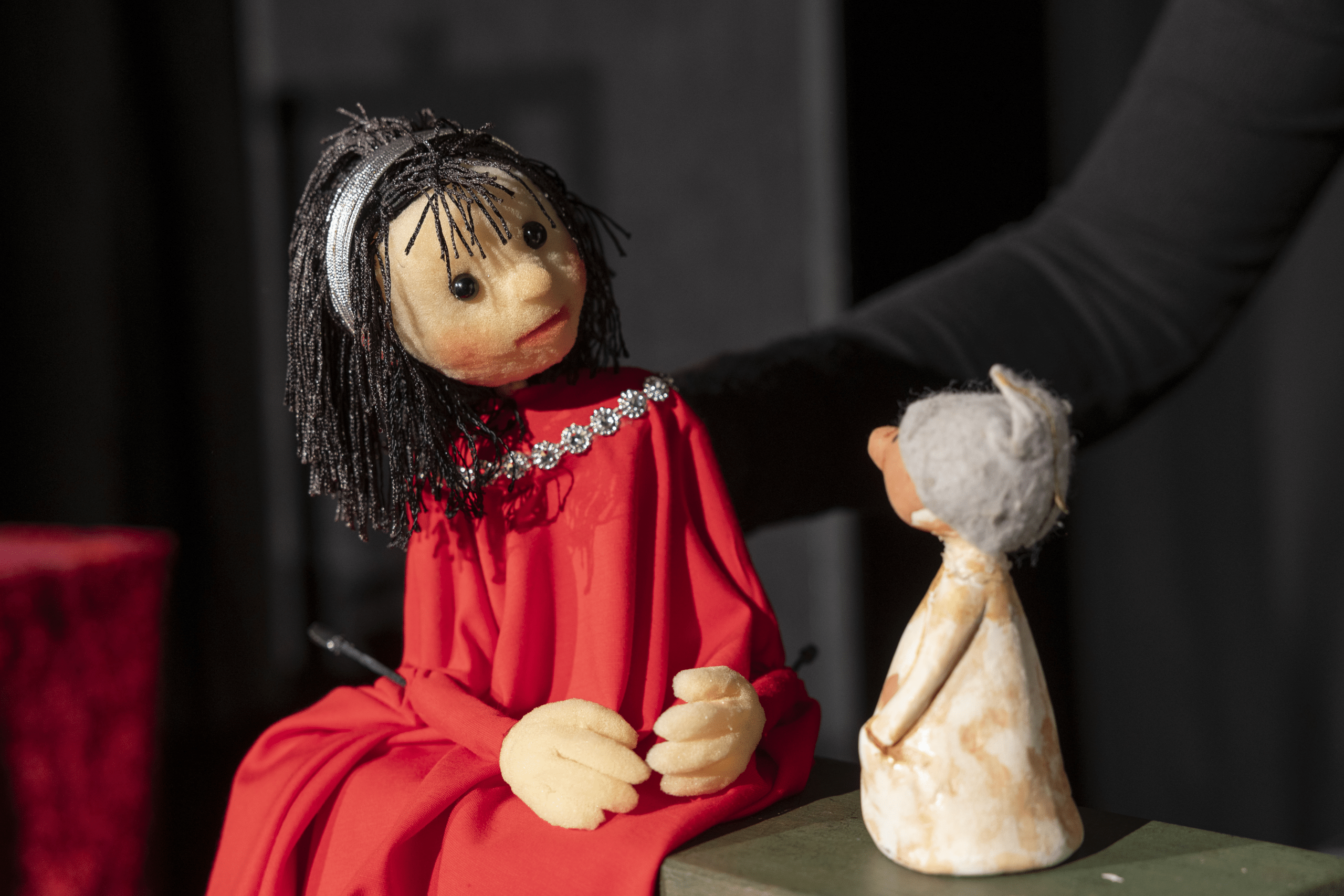 Schnewittchen und ein Zwerg als Handpuppen, die sich gegenseitig anschauen.