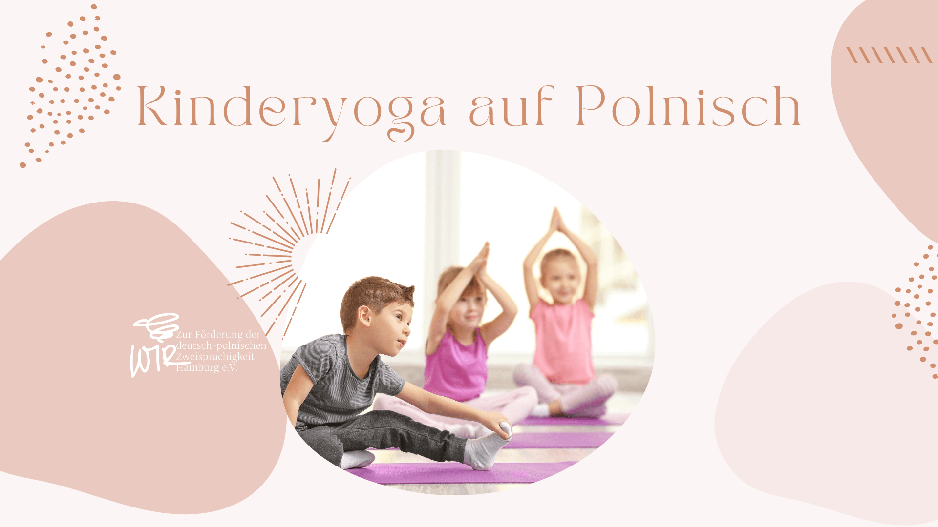 Grafil mit einem Schriftzug "Kinderyoga auf Polinisch" und einem Bild von drei Kindern beim Yoga.