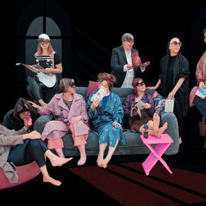 Das Ensemble in einer, prunkvollen Diele eines französischen Landschlosses