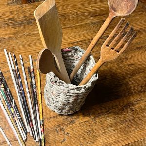 Ein Behälter für Kochuntensilien, aus altem Papier gebaut.