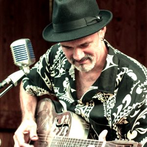 Peter Funk mit Mikro und Gitarre