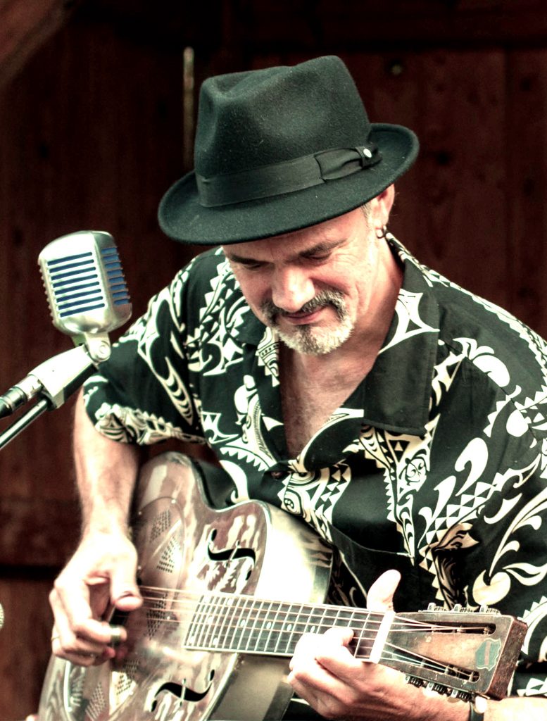 Peter Funk mit Mikro und Gitarre